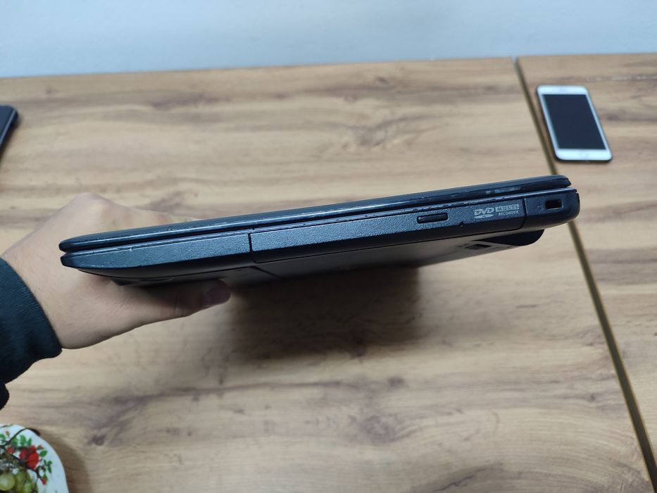 Ноутбук      ASUS