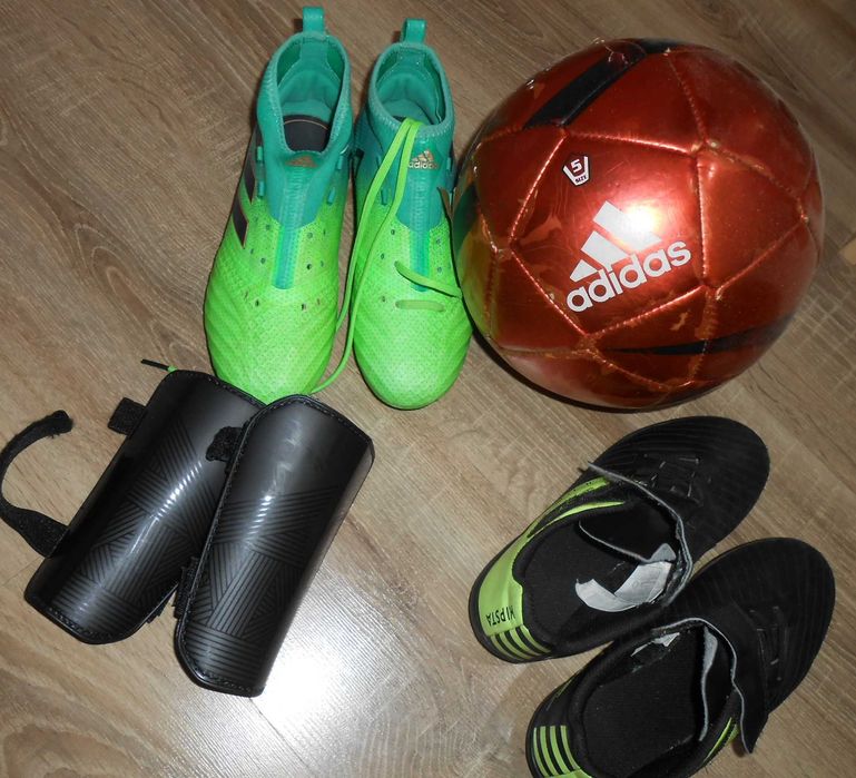 cramponi ADIDAS ,marimea 35 , minge , aparatori