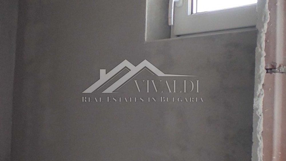 Продава се Двустаен апартамент в Варна, Център - 68 кв.м за 2250 €/кв.м - Снимка #2