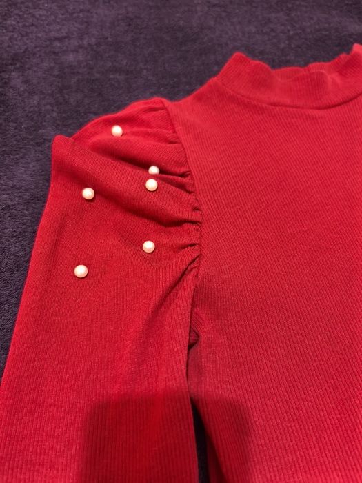 Bluza din bumbac reiat roșie mulată cu umeri bufanți și perle aplicate