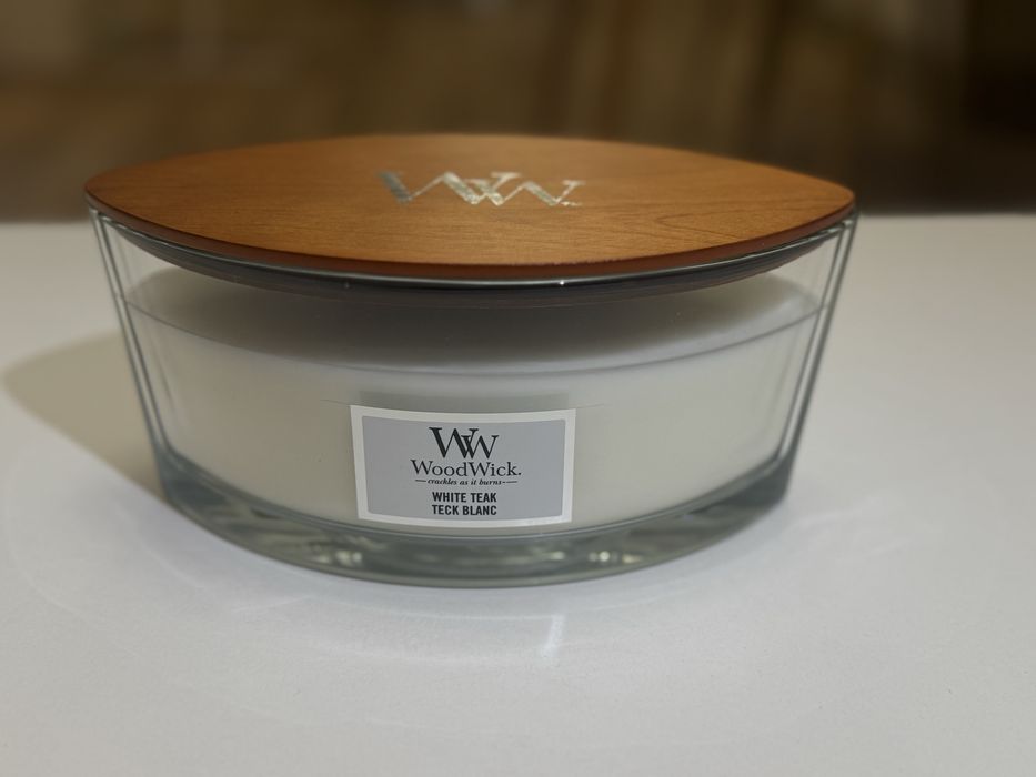 НОВА Ароматна свещ с дървен фитил Woodwick
