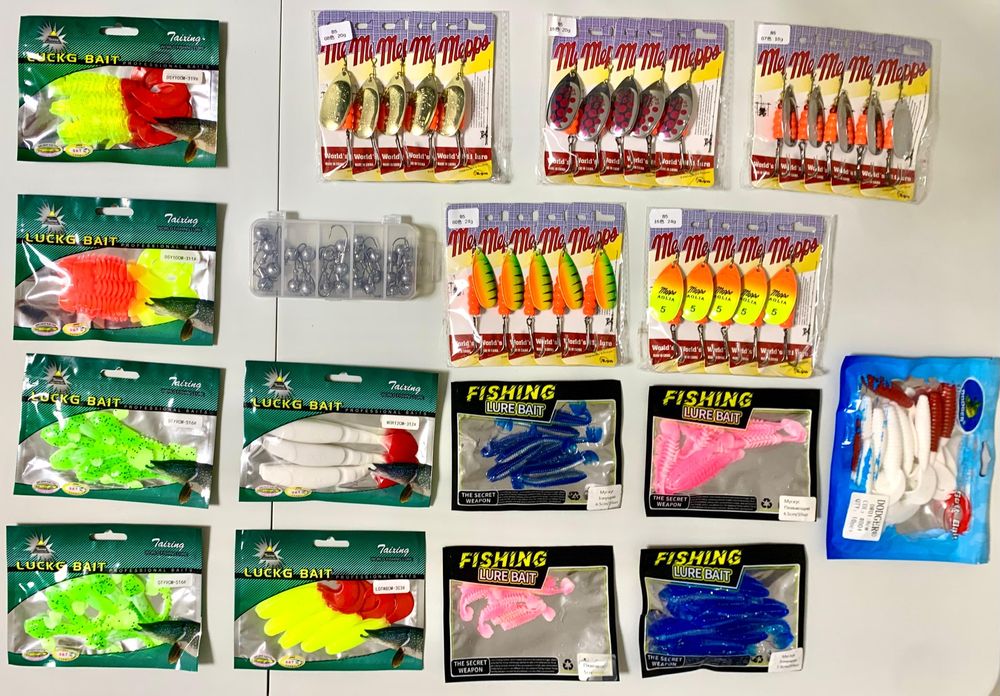 Удочки, спиннинги, сумки, кресло.