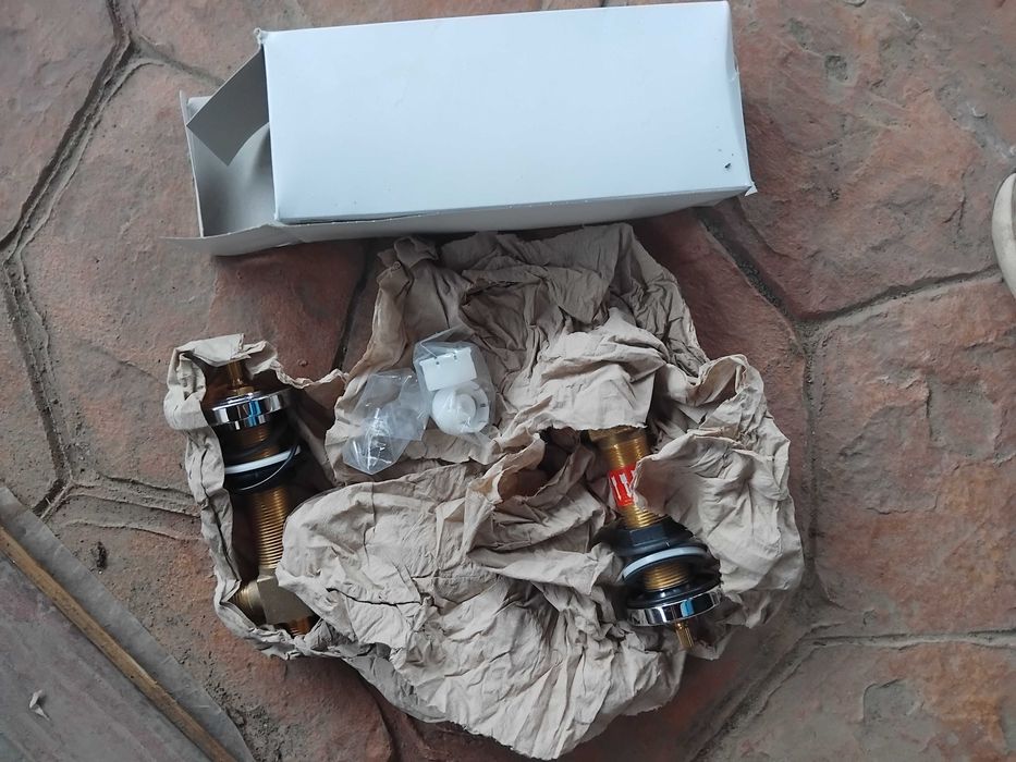 Baterie Kludi Bozz cu montaj pe cada, din patru elemente.