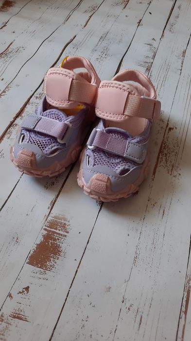 Обувь на детей новая.