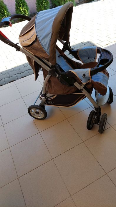 Vind cărucior 3  în 1  bebe pliabil! Stare foarte bună.  Se vinde doar în pitesti și împrejurimi!