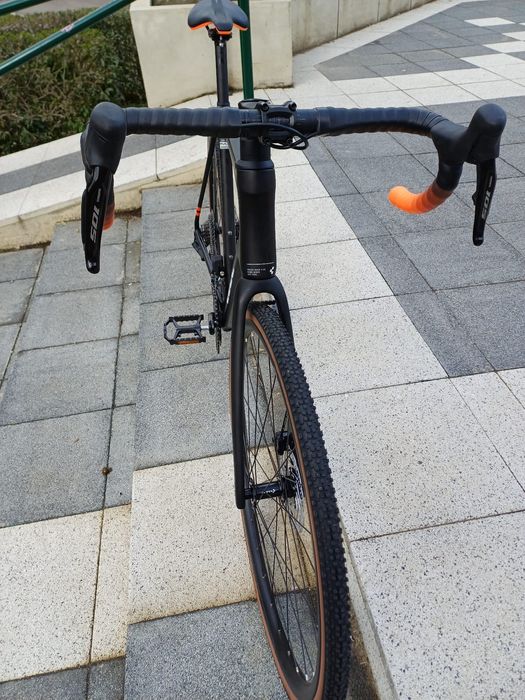 Vând bicicletă gravel carbon CUBE 2025