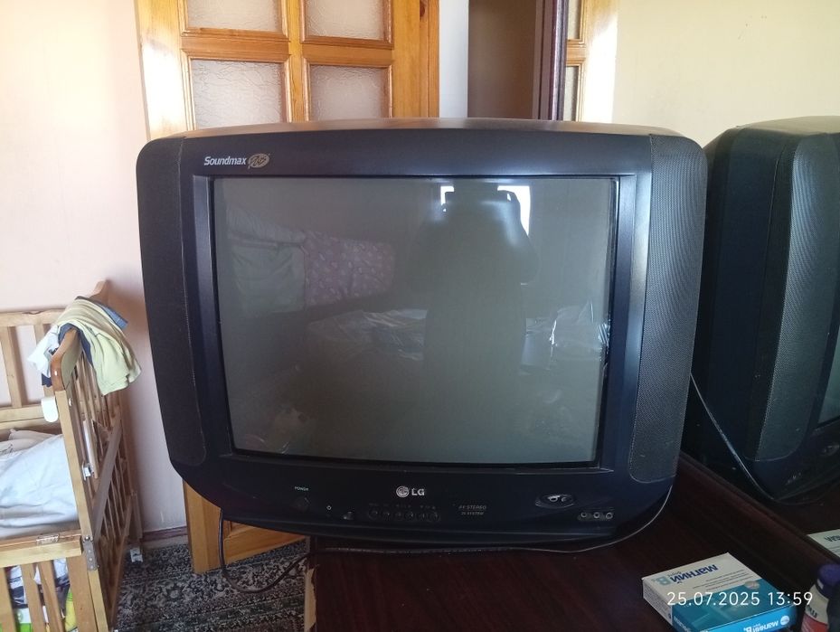 Chorniy beliy telivizor