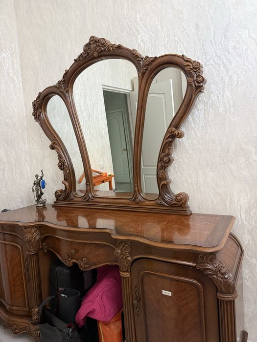 Комод с зеркалом