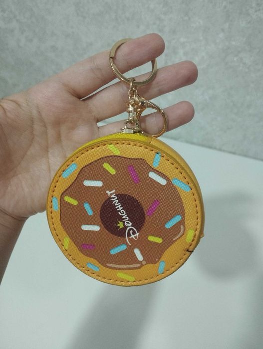 Кошелёк-брелок в виде пончика из MINISO
