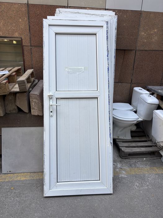 Пластиковые двери