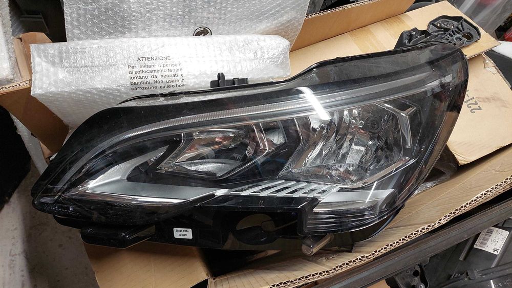 Фар ляв/ десен за Пежо 3008, 5008 2024 година