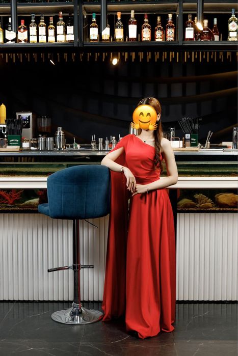 Эффектное вечернее платье в красном цвете