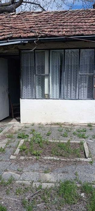 Продавам два обединени имота с две къщи