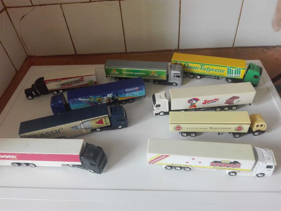 Рекламни камиончета , автомат и метални колички.