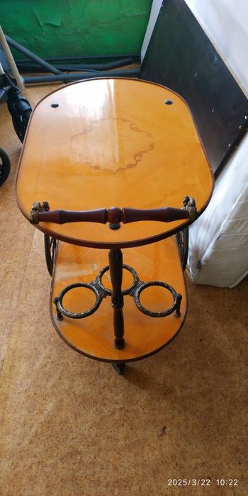 Старинна количка за сервиране.