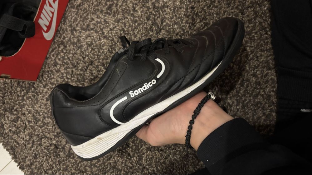 Футболни обувки .