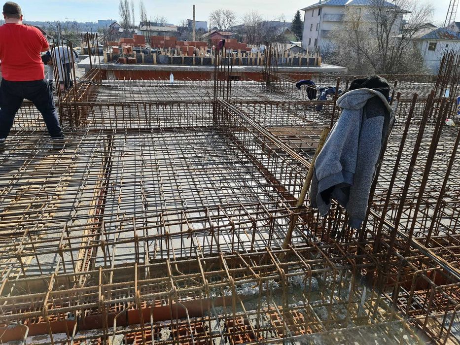 Constructii case la rosu si la cheie