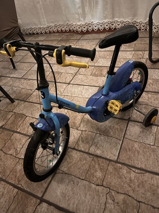 Vând bicicletă pentru copii, potrivită pentru vârsta de 3–4 ani.