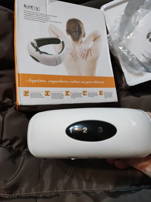 Професионален масажьор за врат с лепки за гърба