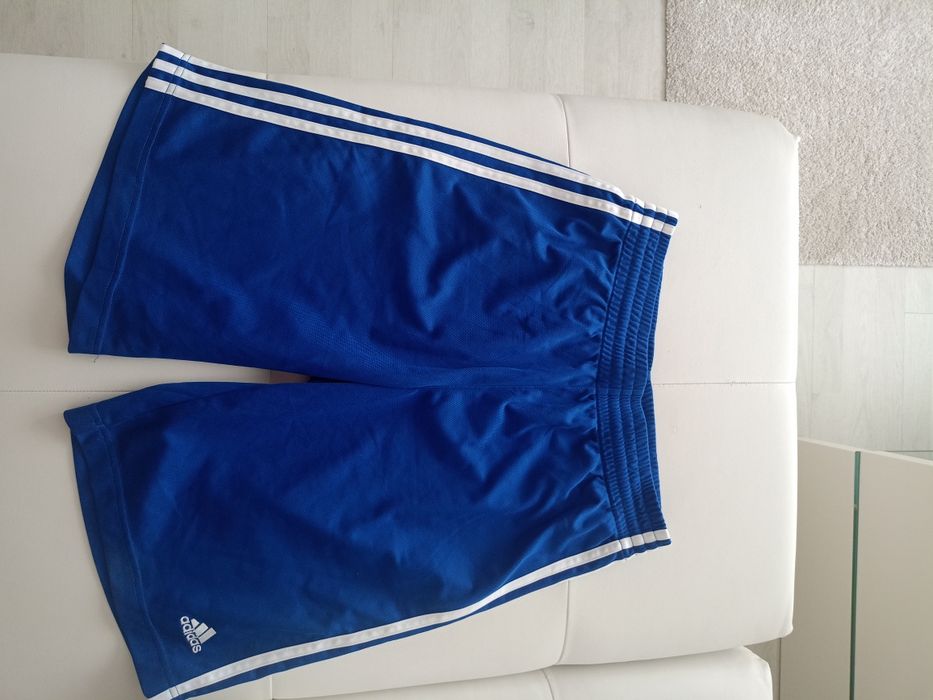 Vând bermude sport Adidas produs de calitate superioara mărimea L.