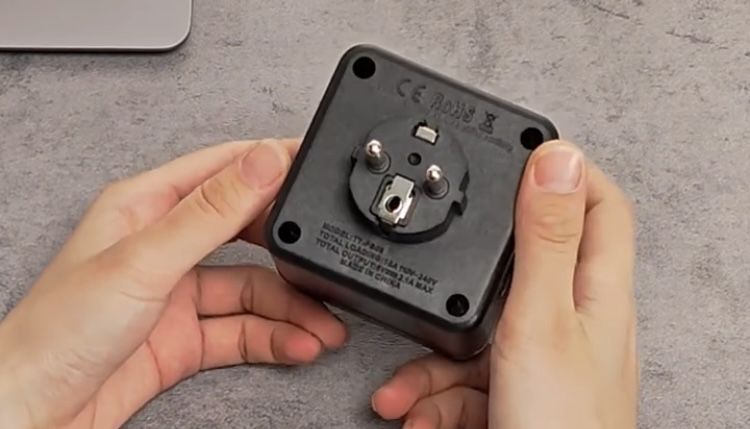 Разклонител-  куб 7 в 1  ( черен , бял )