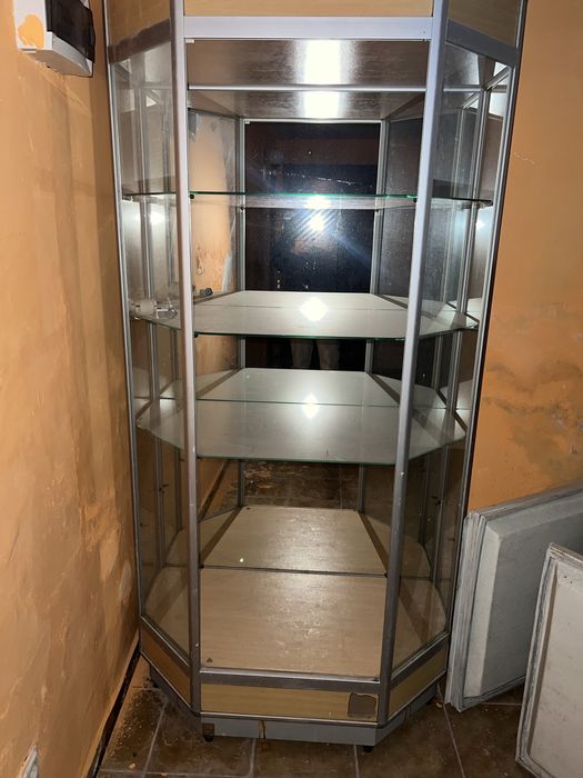 Стелажи от желязо и стъкло