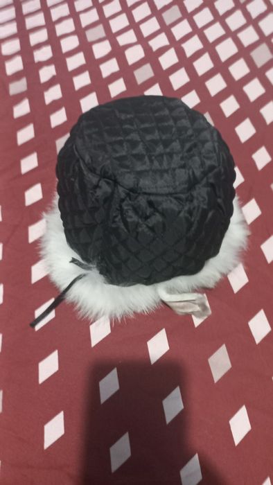 Haina blana vulpe și caciula