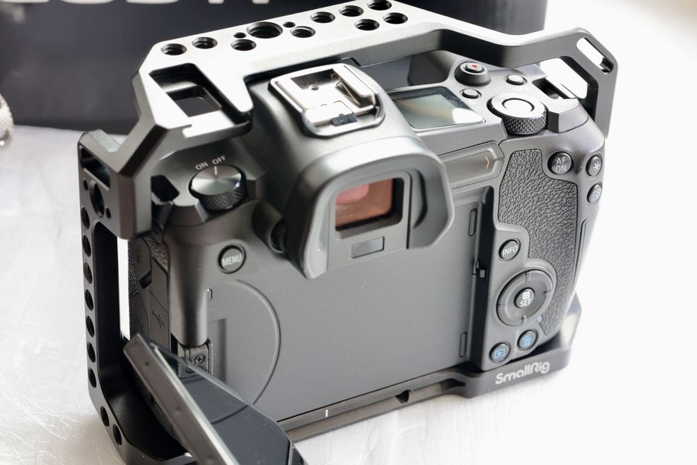 Canon EOS R  срочно продам, 105 000 кадров, полный комплект. По месту.