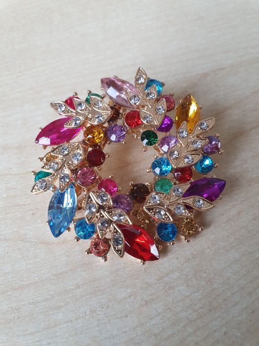 Продам украшения брошки