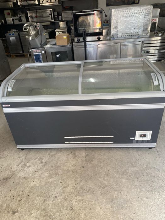 Минусови хладилни витрини AHT