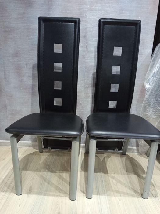 Продавам трапезни столове във много добро състояние