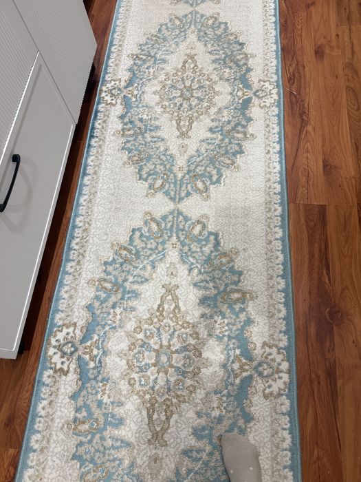 Ковровая дорожка.светлая с голубым рисунком