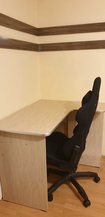 VAND birou in stare impecabila