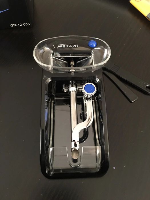 Aparat pentru înfășurat țigări.