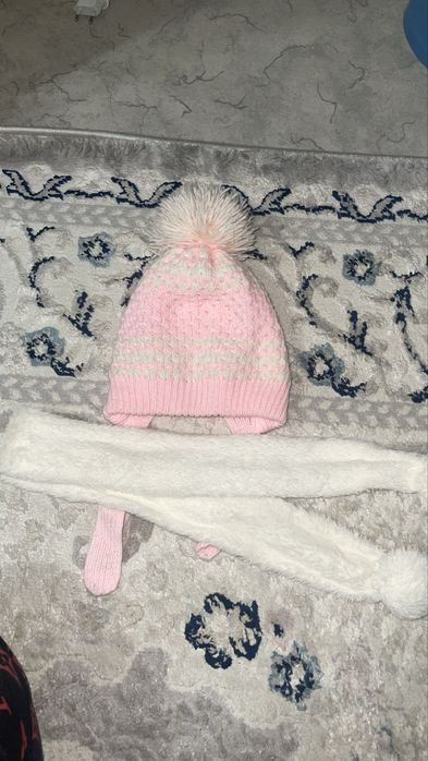 Джинсовые брюки мальчикам 3-4 лет. И шапка шарф для девочки 1 лет