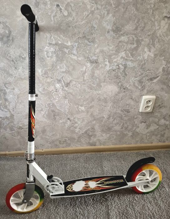 Продаётся самокат,металлический колёса каучук до 80кг выдерживает.
