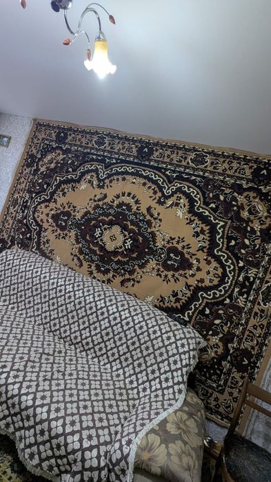 Ковёр красный с дивандеками