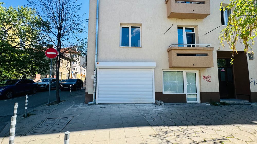 Отдава под наем помещение със статут гараж 29,5 м.кв. София Прощад Папа Йоан Павел II N 3