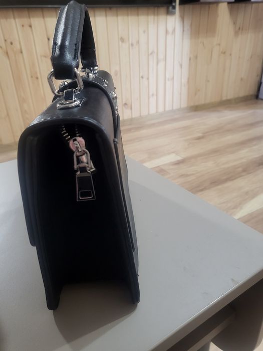 Дамска черна чанта !