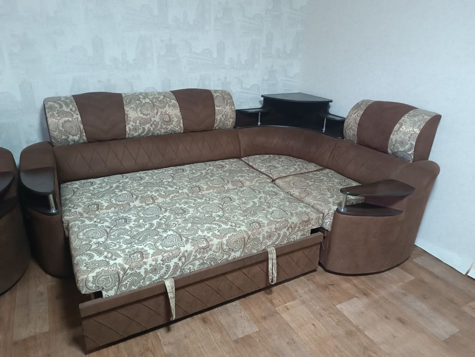 Угловой диван. 1 кресло.