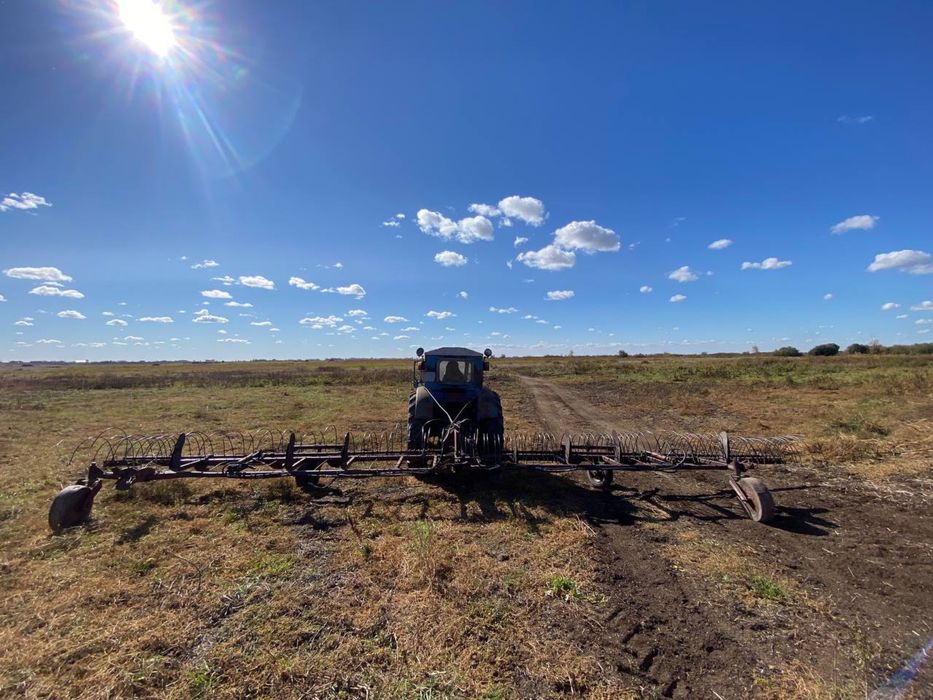 Продам рабочий трактор со всеми агрегатами