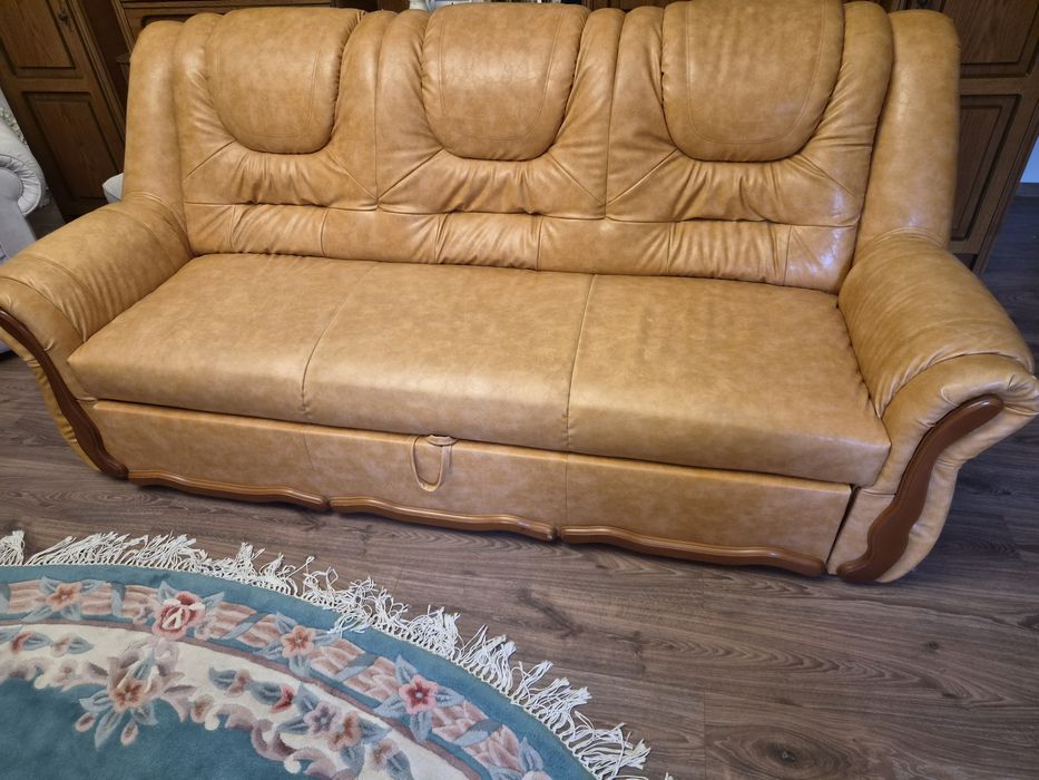 Vând canapea extensibila cu 2 fotolii în stare buna
