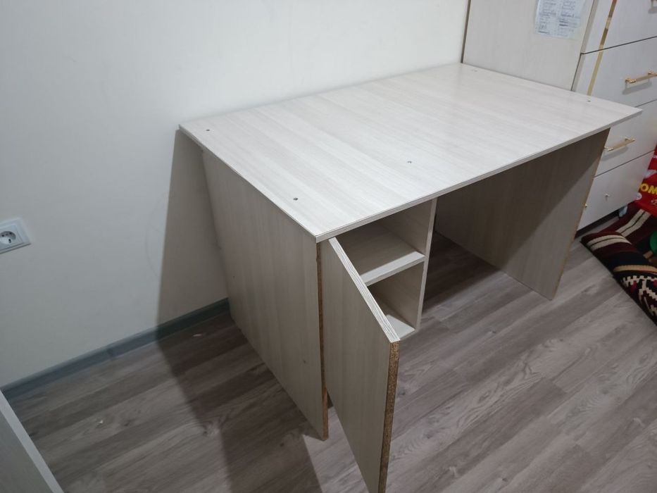Stol sotiladi / Uy va ofis uchun qulay stol holati aʼlo