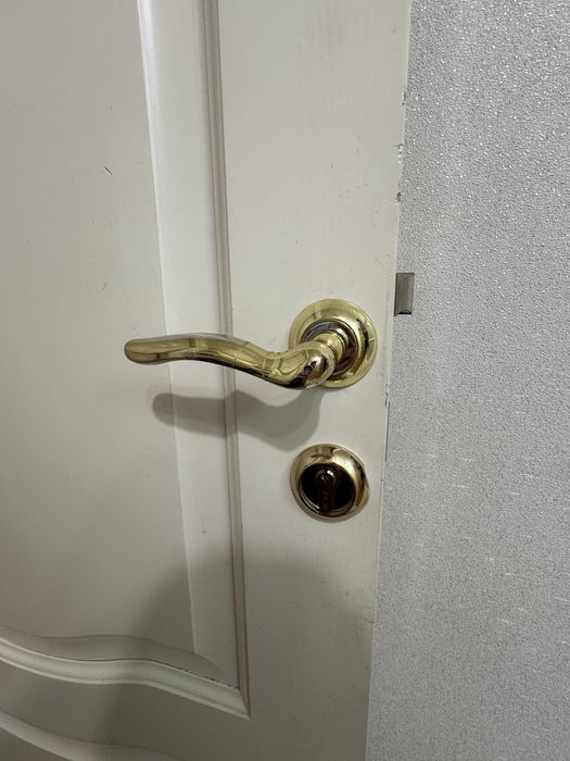 Дверь входная деревянная