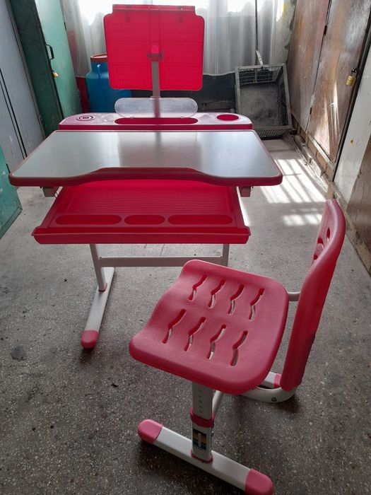 Vând  măsuță cu scaun pt fetite cu multe funcții plus reglaje pe înălț
