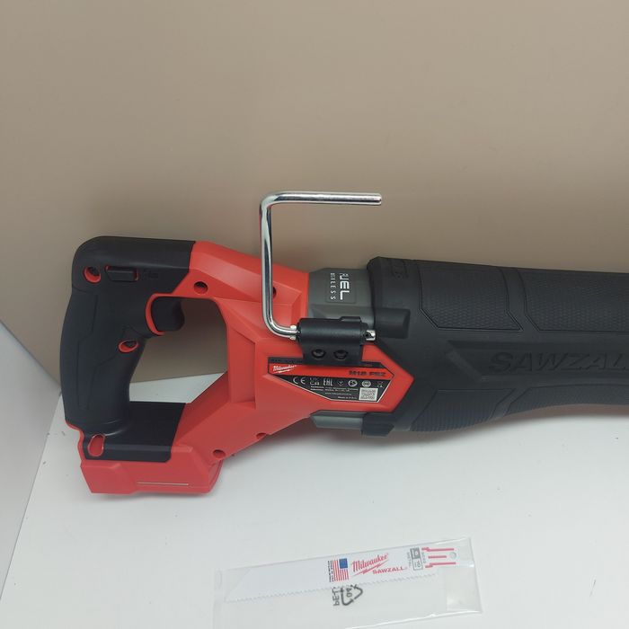 Акумулаторен безчетков саблен трион MILWAUKEE M18FSZ-0