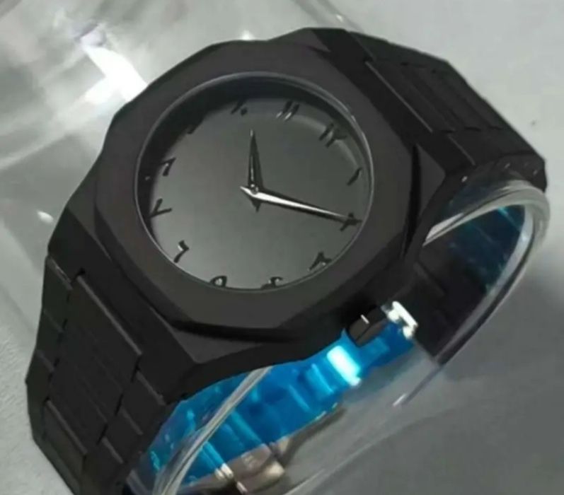 Стильные часы с арабским циферблатом