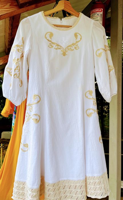 Vând rochie deosebită cu motive tradiționale