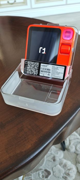 Rabbit R1 AI Pocket Companion (Utilizat) cu mici urme de uzură.