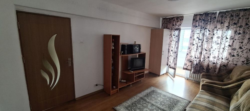 Propietar inchiriez ap. 3 camere,et.3, zona centrala